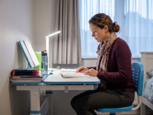 Choosing a safe desk lamp for a child’s room